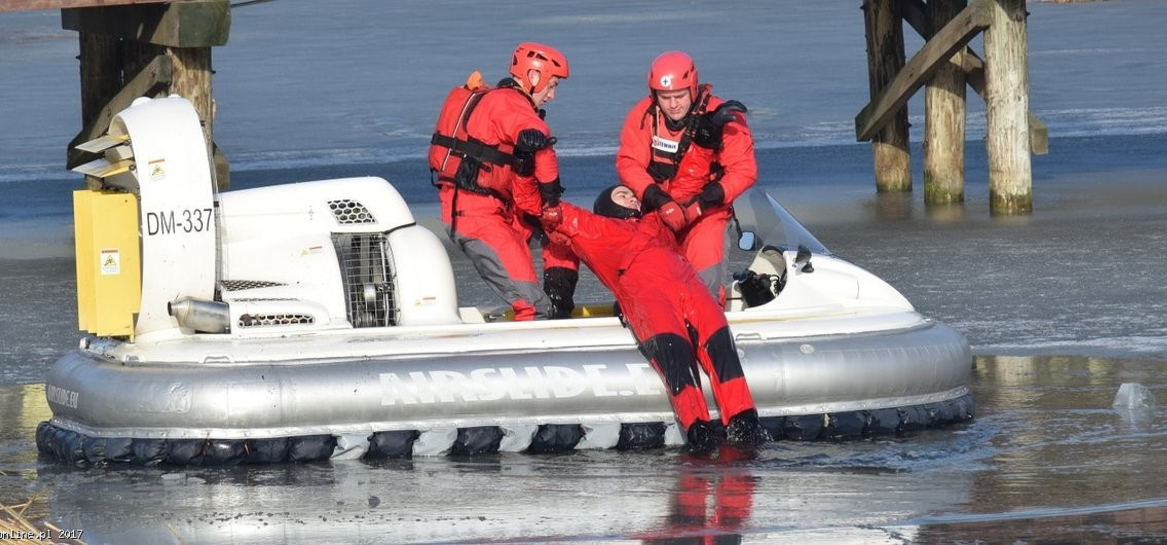 Inowrocław - Pokazy służb ratunkowych na lodzie w Solankach