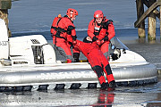 Pokazy służb ratunkowych na lodzie w Solankach