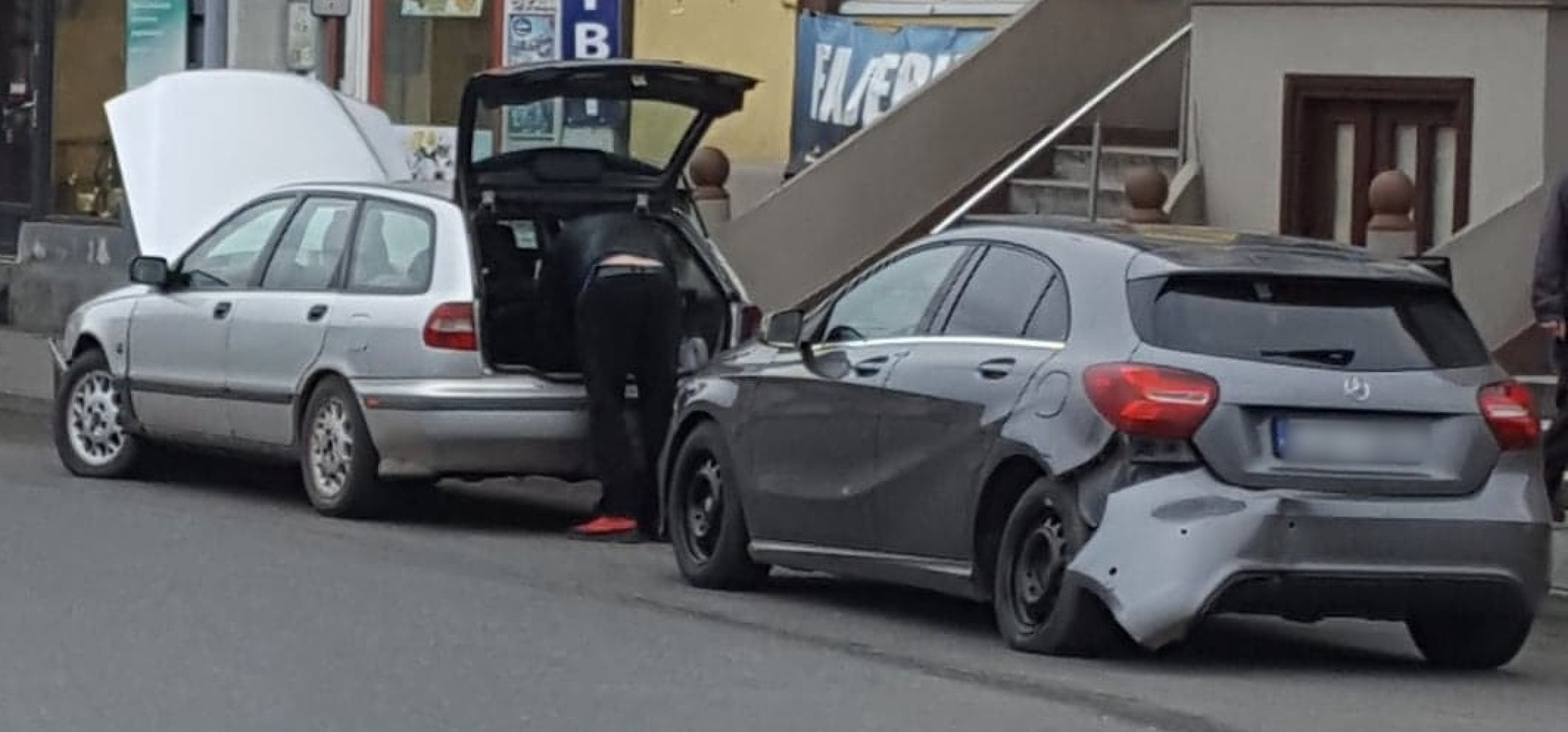 Kruszwica - Zderzenie dwóch aut na kruszwickim Rynku