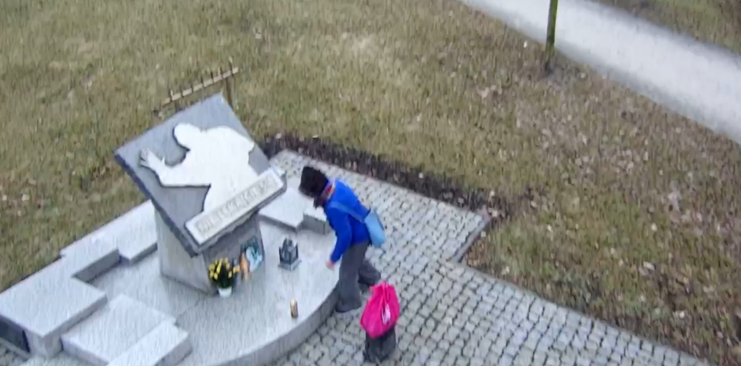 Inowrocław - Piła piwo i wzięła znicz z pomnika Jana Pawła II