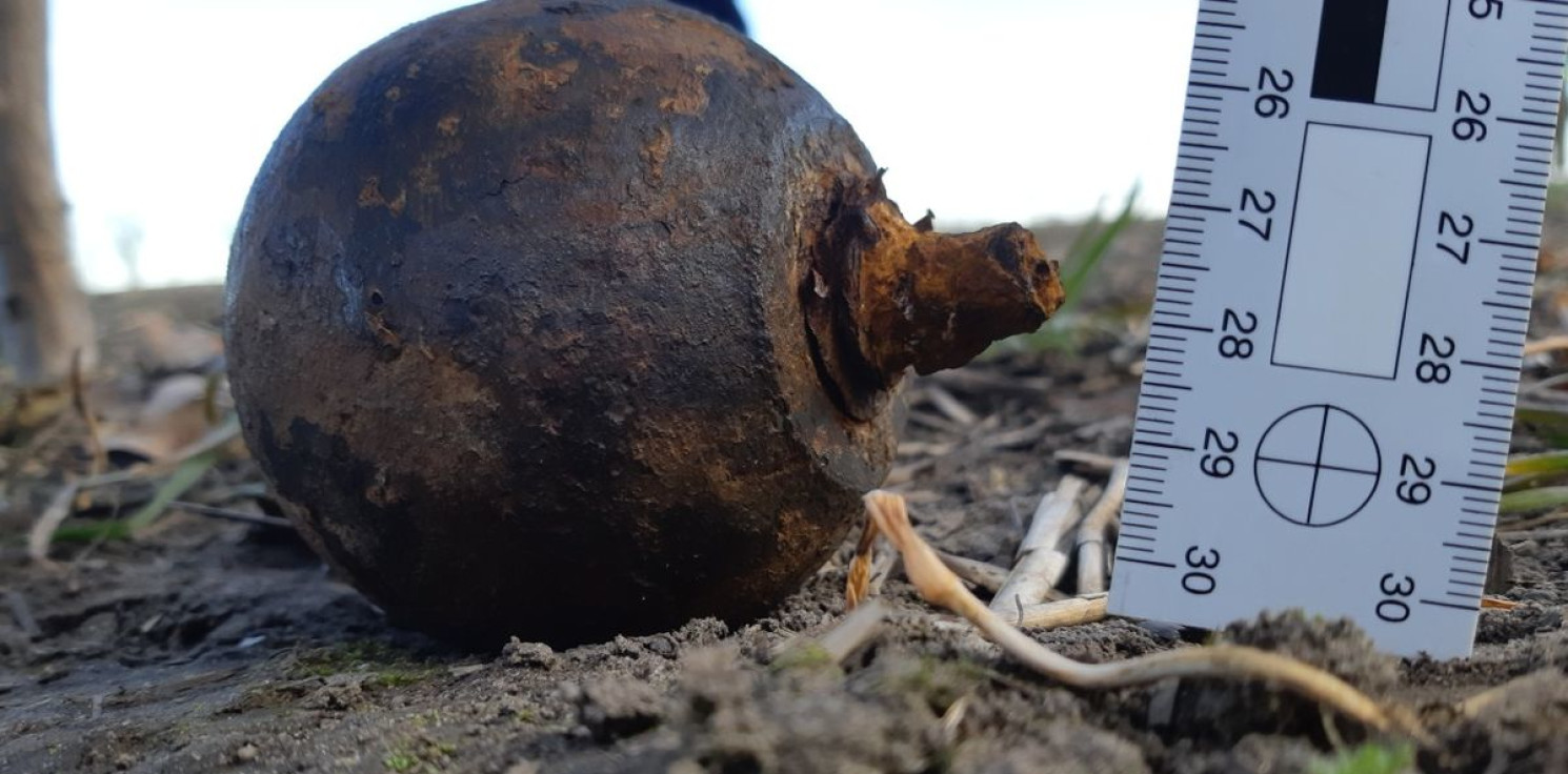 Kruszwica.online - Znaleźli na polu... radziecki granat lotniczy