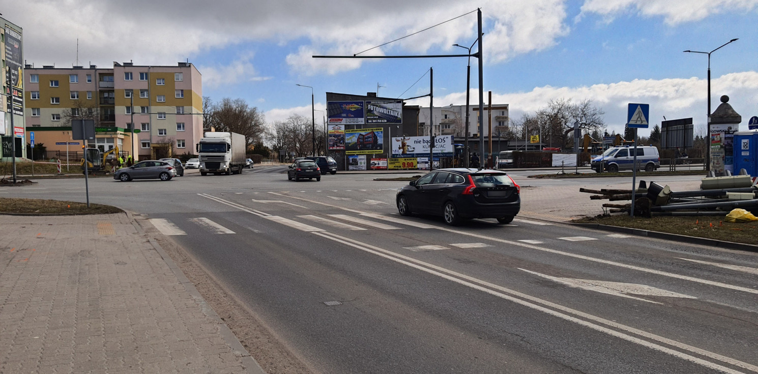 Inowrocław - Policjanci kierują ruchem, kierowcy mają problem