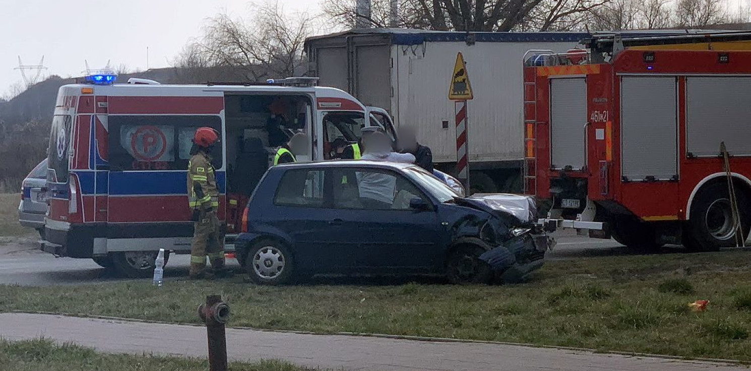 Inowrocław - Zderzenie ciążarówki z osobówką w Mątwach