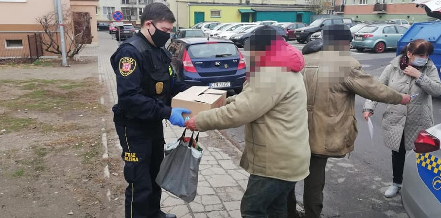 Inowrocław - Strażnicy rozdawali żywność bezdomnym