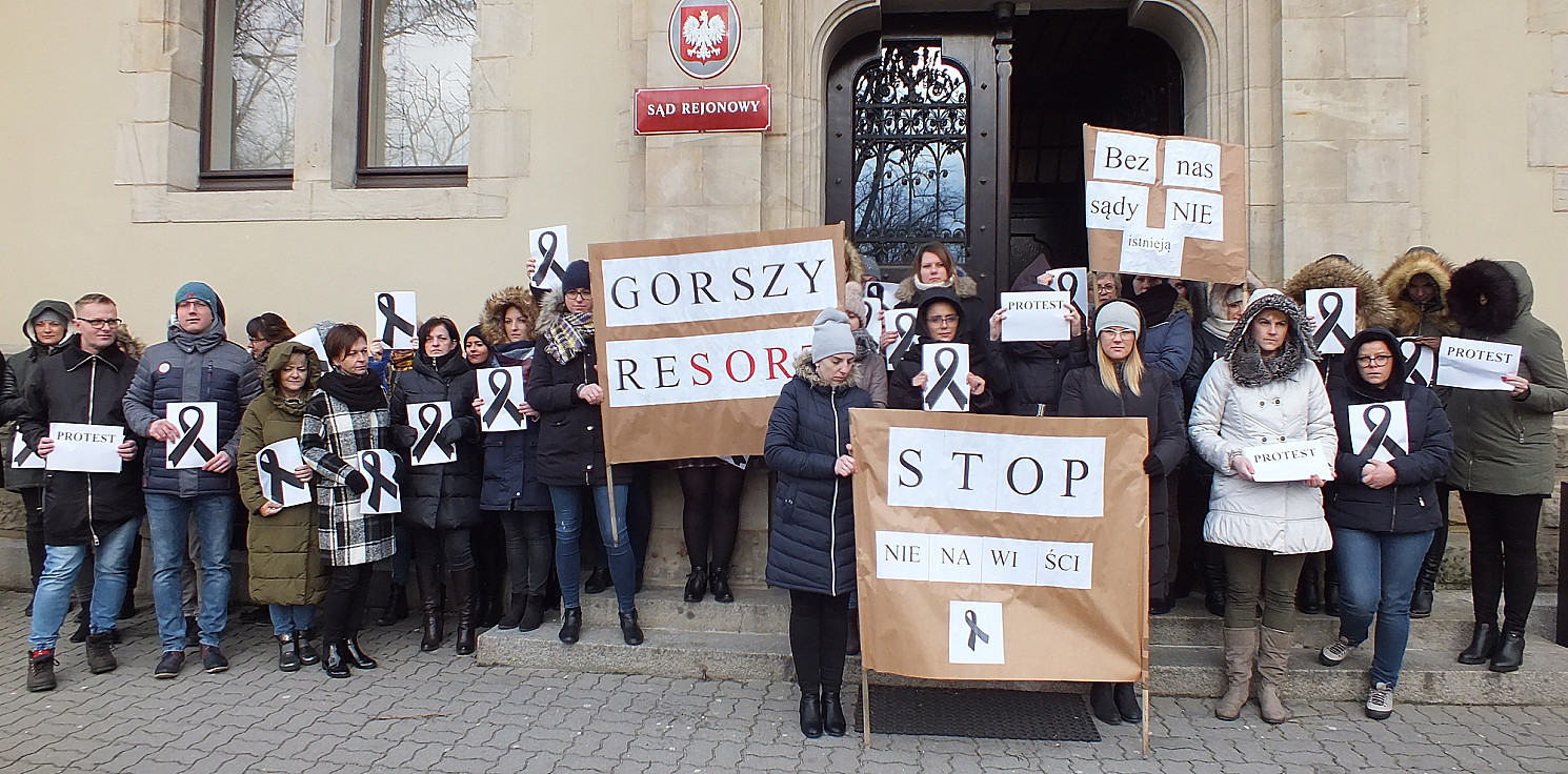 Inowrocław - Pracownicy sądu kontynuują protest