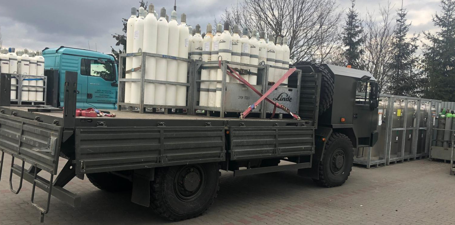 Inowrocław - Terytorialsi pomagają w transporcie butli z tlenem