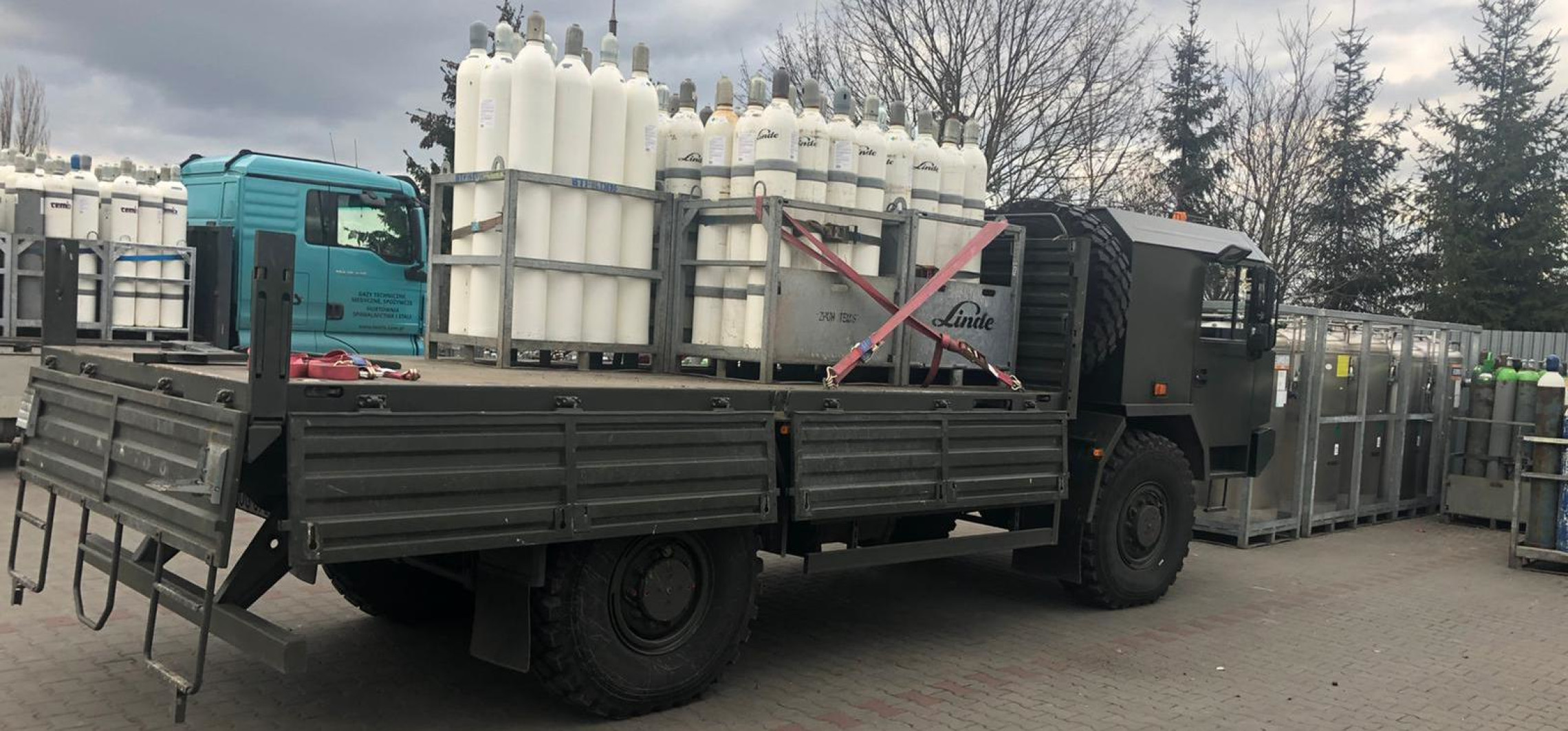 Inowrocław - Terytorialsi pomagają w transporcie butli z tlenem