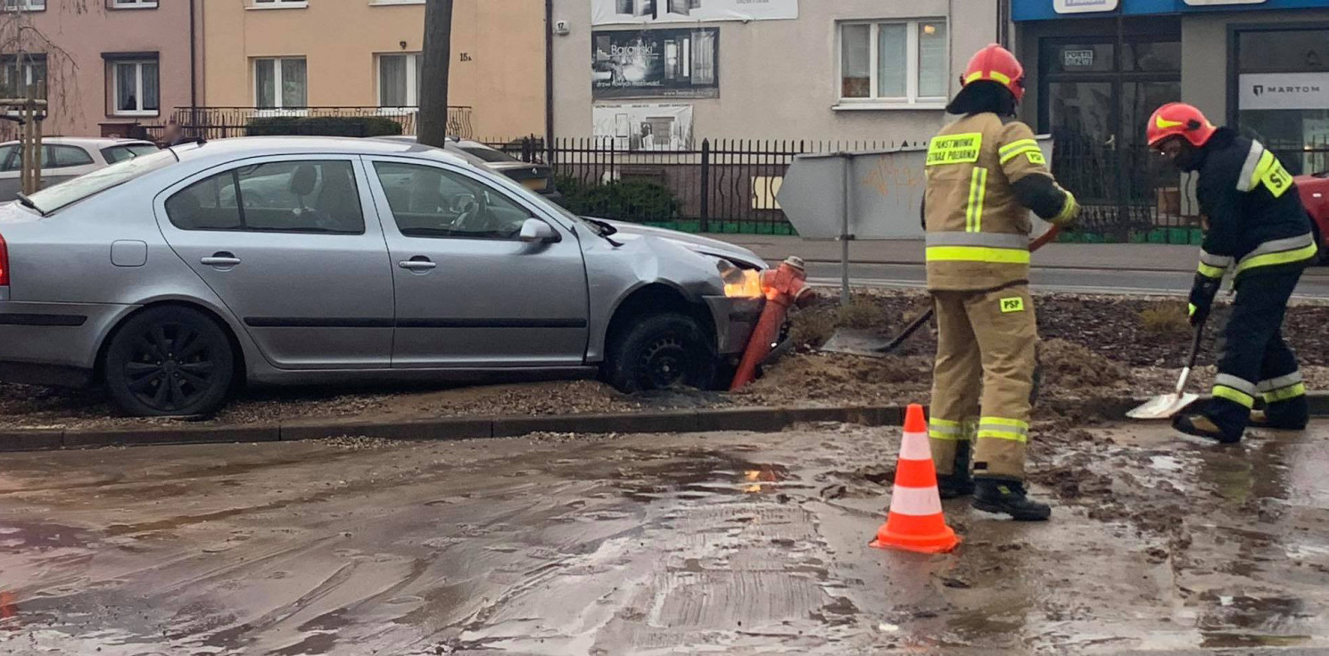 Inowrocław - Skoda uderzyła w hydrant. Woda na ulicy