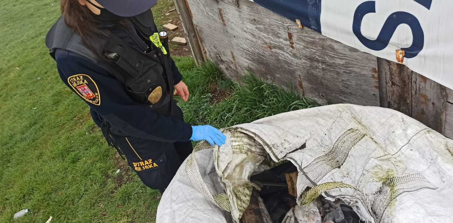 Inowrocław - Zapłaci za podrzucenie plastikowych części auta