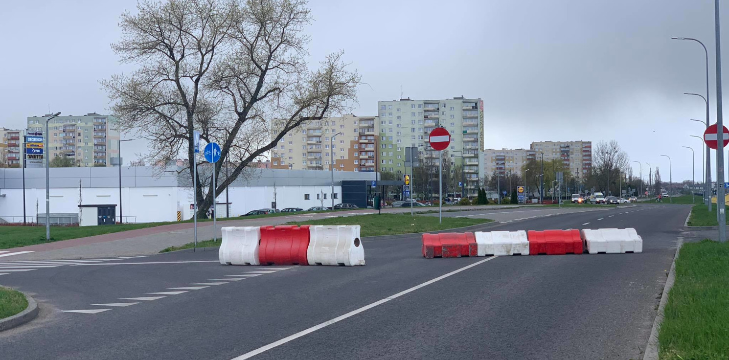 Inowrocław - Wiatr przewrócił separatory na ulicy Glempa