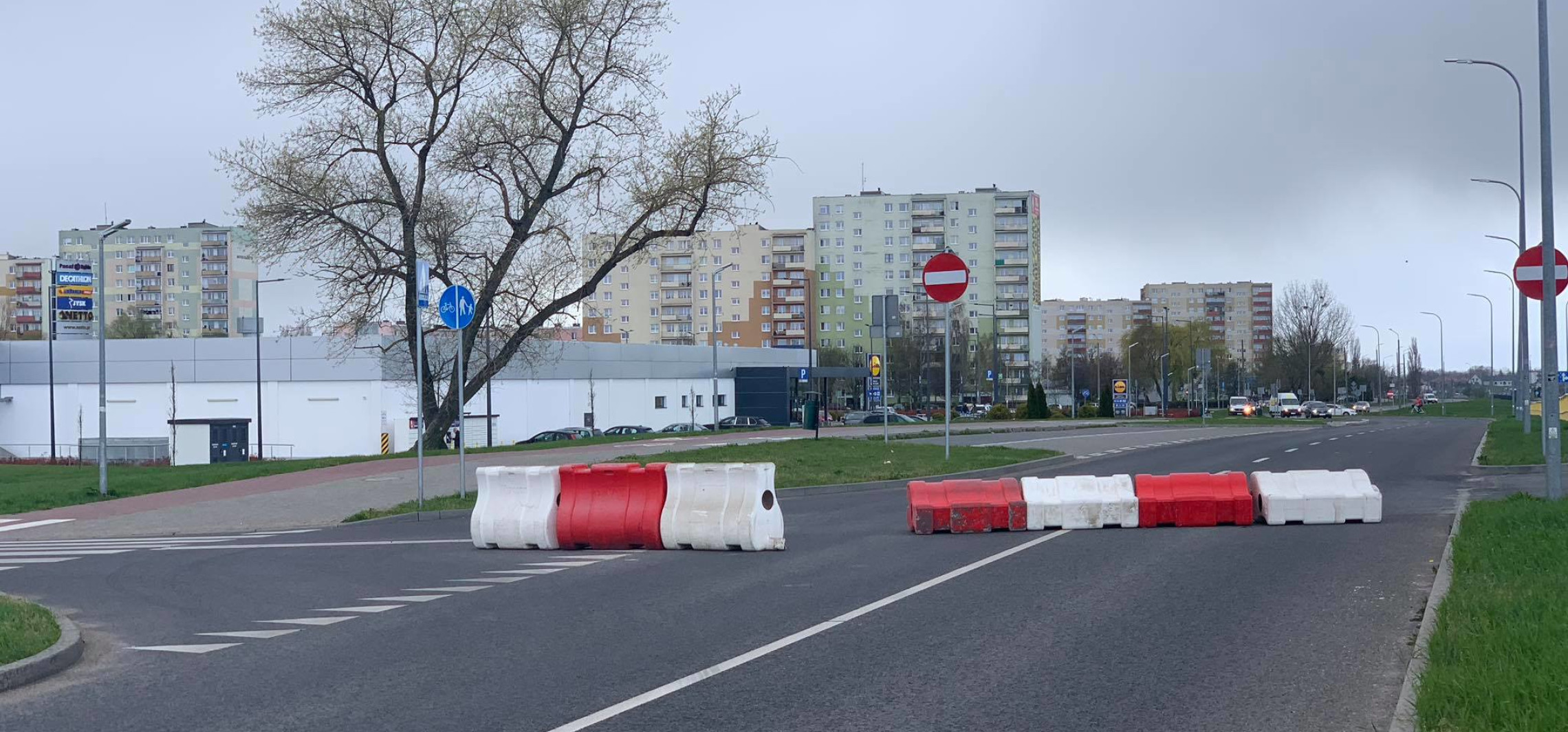 Inowrocław - Wiatr przewrócił separatory na ulicy Glempa