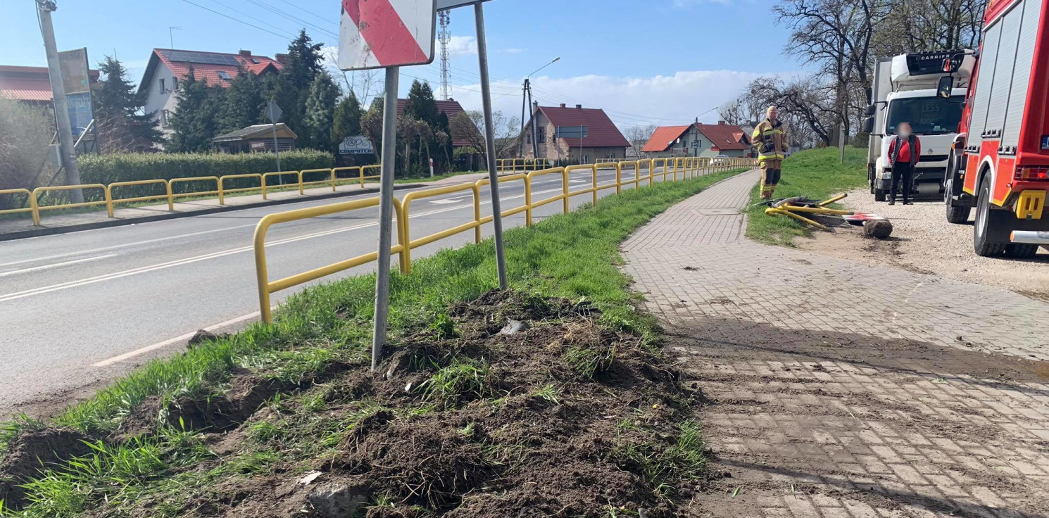 Złotniki Kuj. - Dostawczak skosił przydrożne barierki