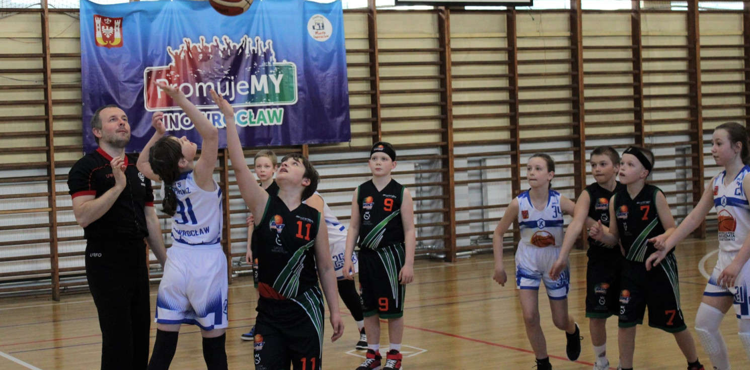 Inowrocław - W "Kasprowiczu" zagrali w minikoszykówkę