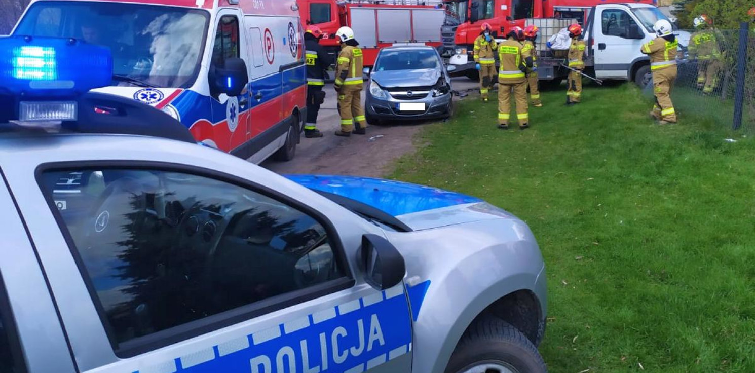 Region - Po kolizji bus wylądował na ogrodzeniu domu