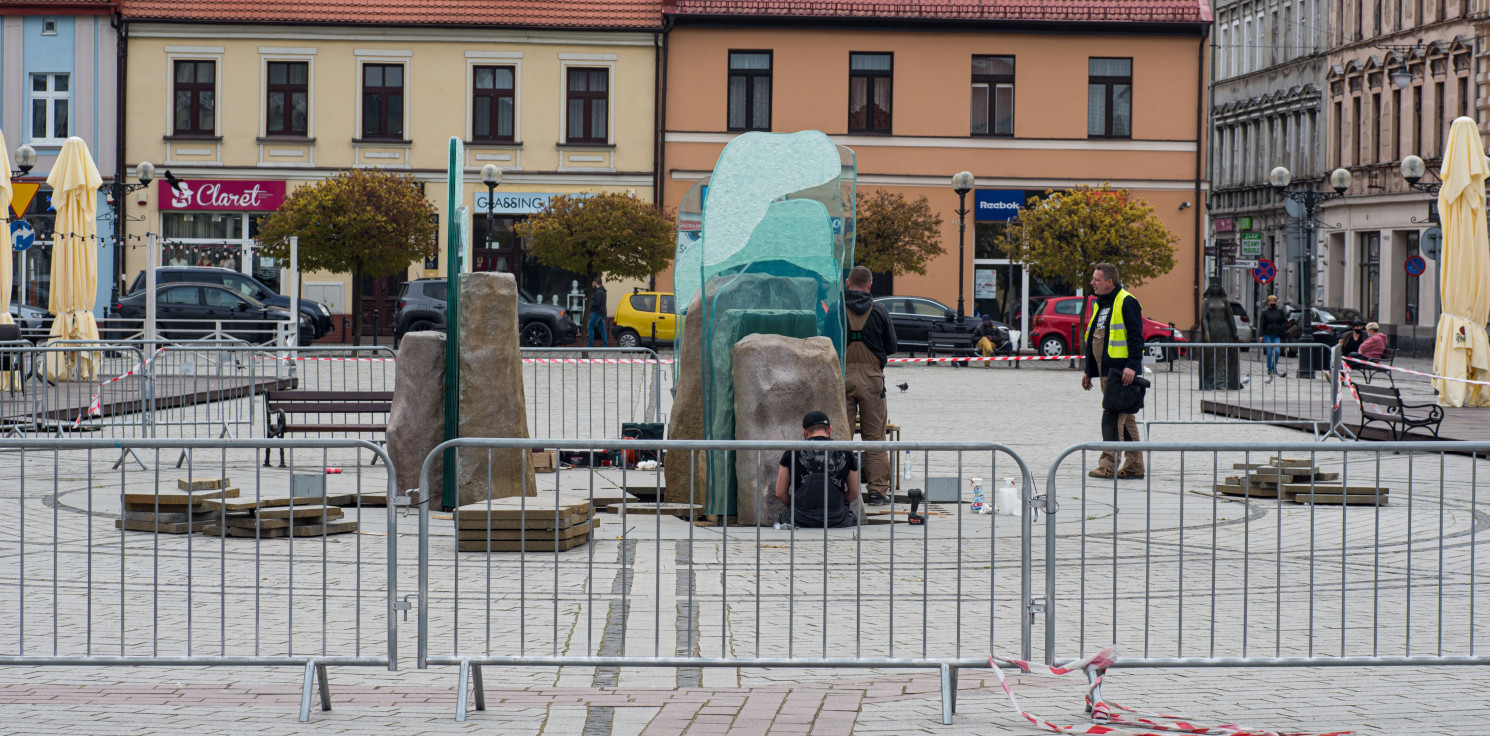 Inowrocław - Montują tafle szkła w fontannie na Rynku