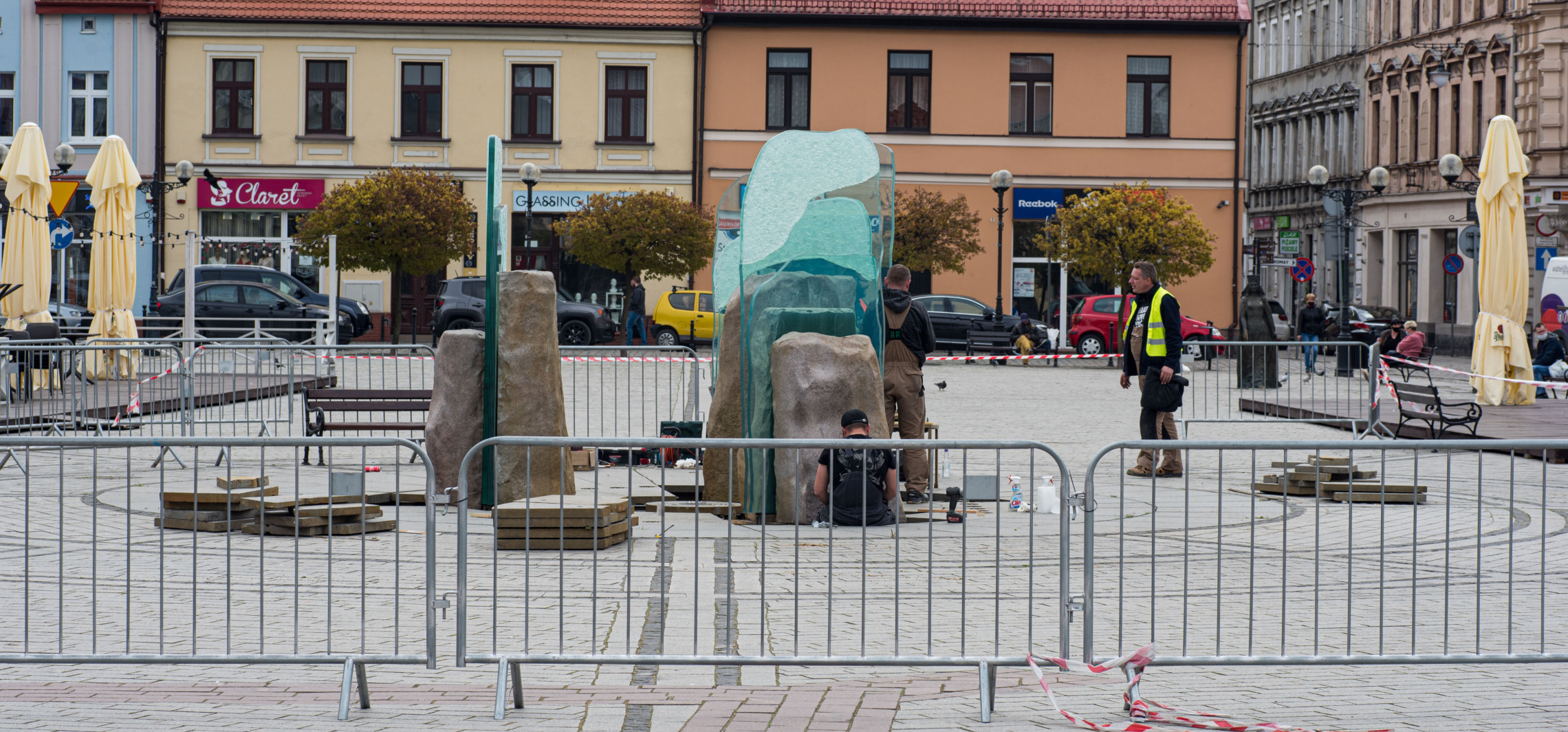 Inowrocław - Montują tafle szkła w fontannie na Rynku