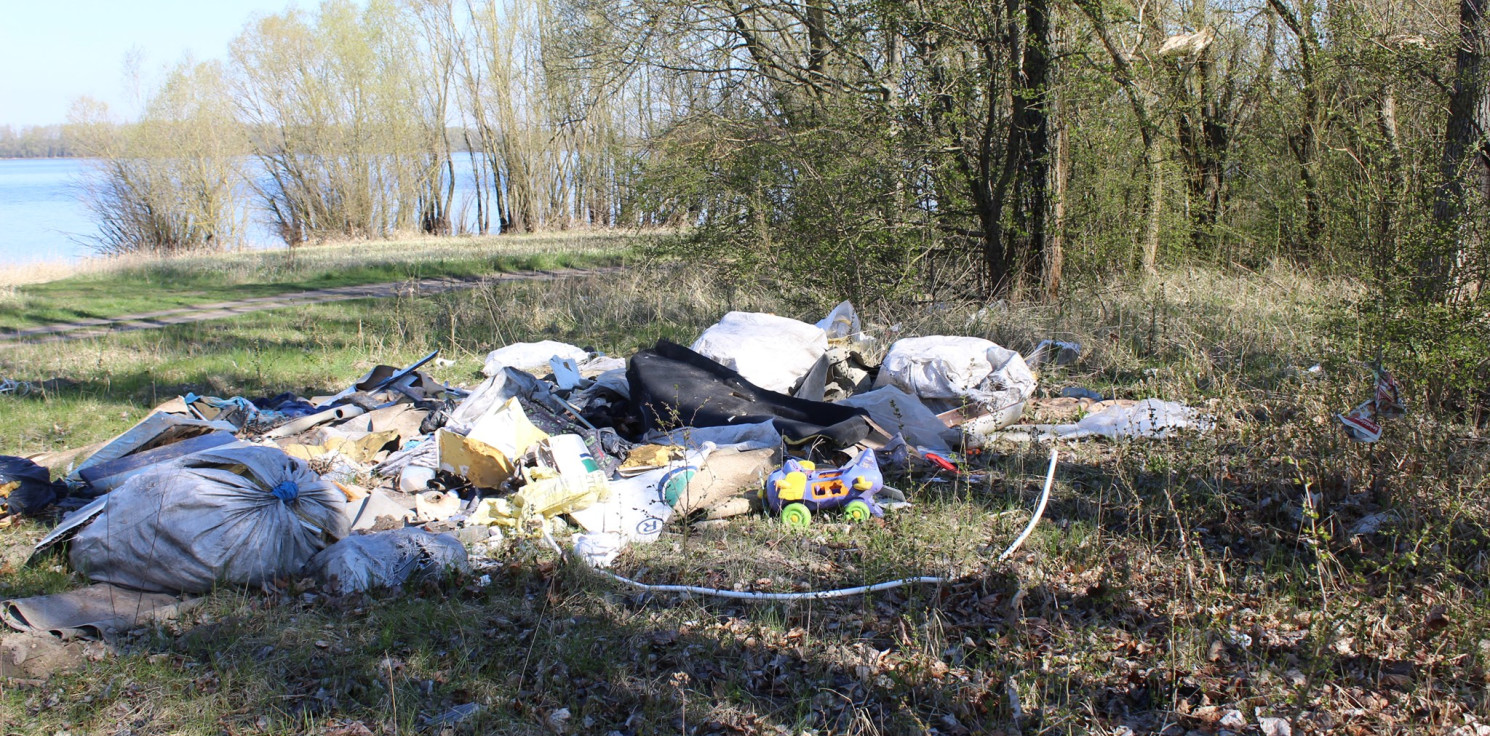 Janikowo.online - Dzikie wysypisko nad jeziorem w Skalmierowicach