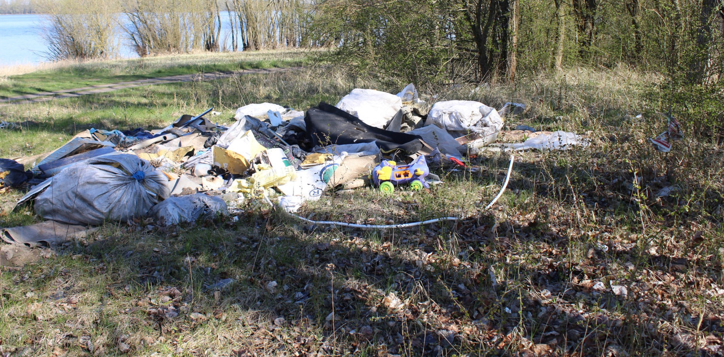 Janikowo.online - Dzikie wysypisko nad jeziorem w Skalmierowicach