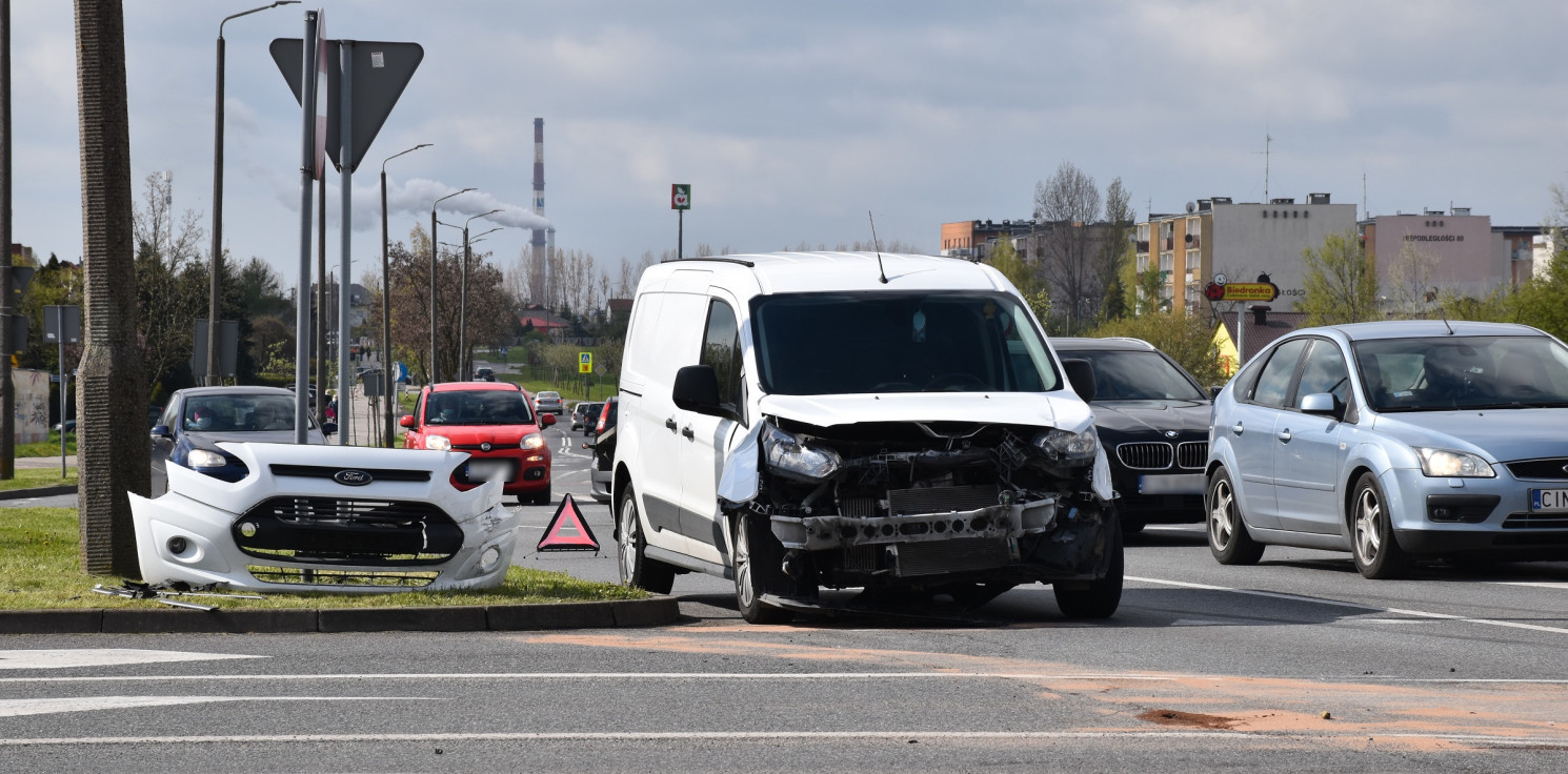 Inowrocław - Kraksa dwóch samochodów na Rąbinie