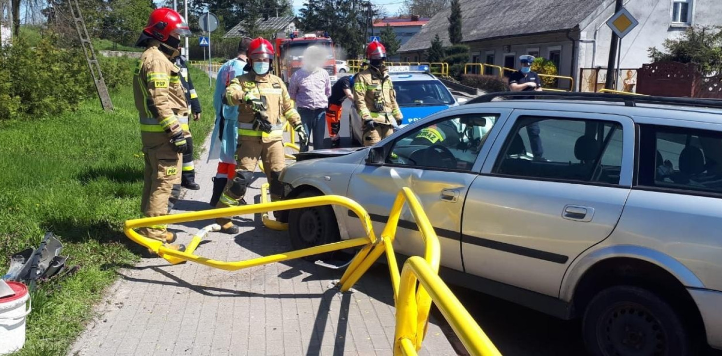 Mogilno - Wpadł na chodnik i skosił barierki