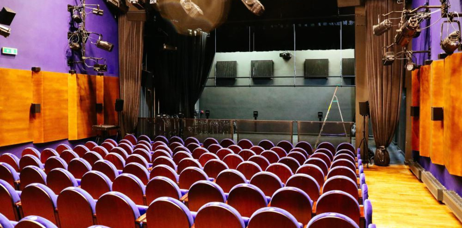 Kraj - Morawiecki: przyspieszamy otwarcie kin, filharmonii i teatrów o 8 dni - od 21 maja 