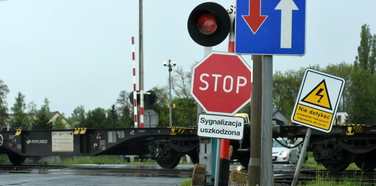 Inowrocław - Pociąg jedzie, rogatki w górze. Uwaga kierowcy