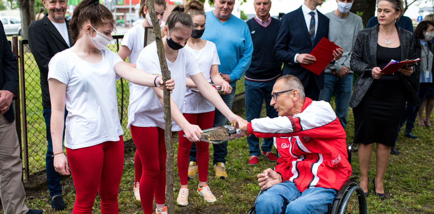 Kruszwica.online - Zasadził dąb i przekazał to, co ma najcenniejsze