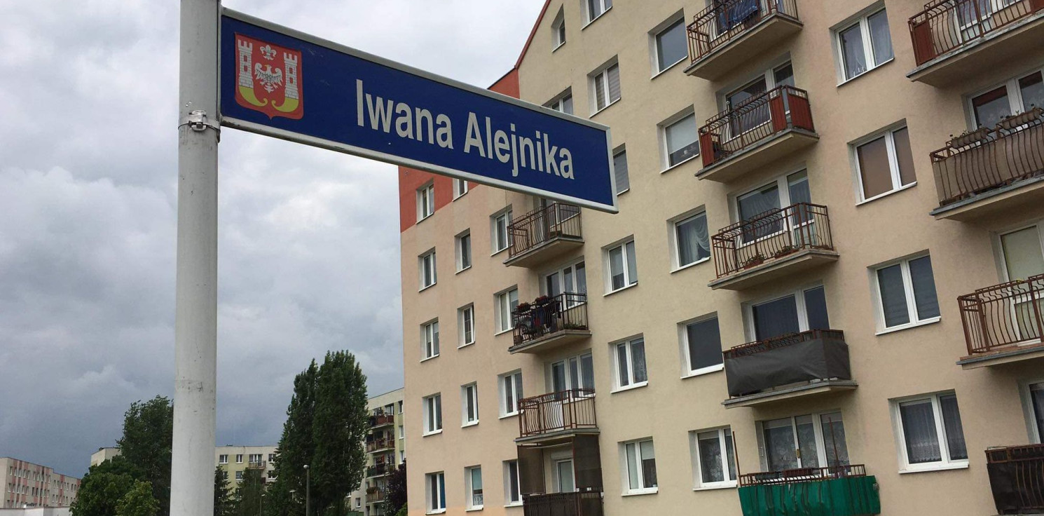 Inowrocław - Tablica z nazwą ul. Alejnika wróciła na dawne miejsce