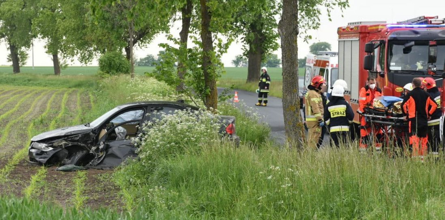 Region - BMW uderzyło w drzewo. Ranna jedna osoba