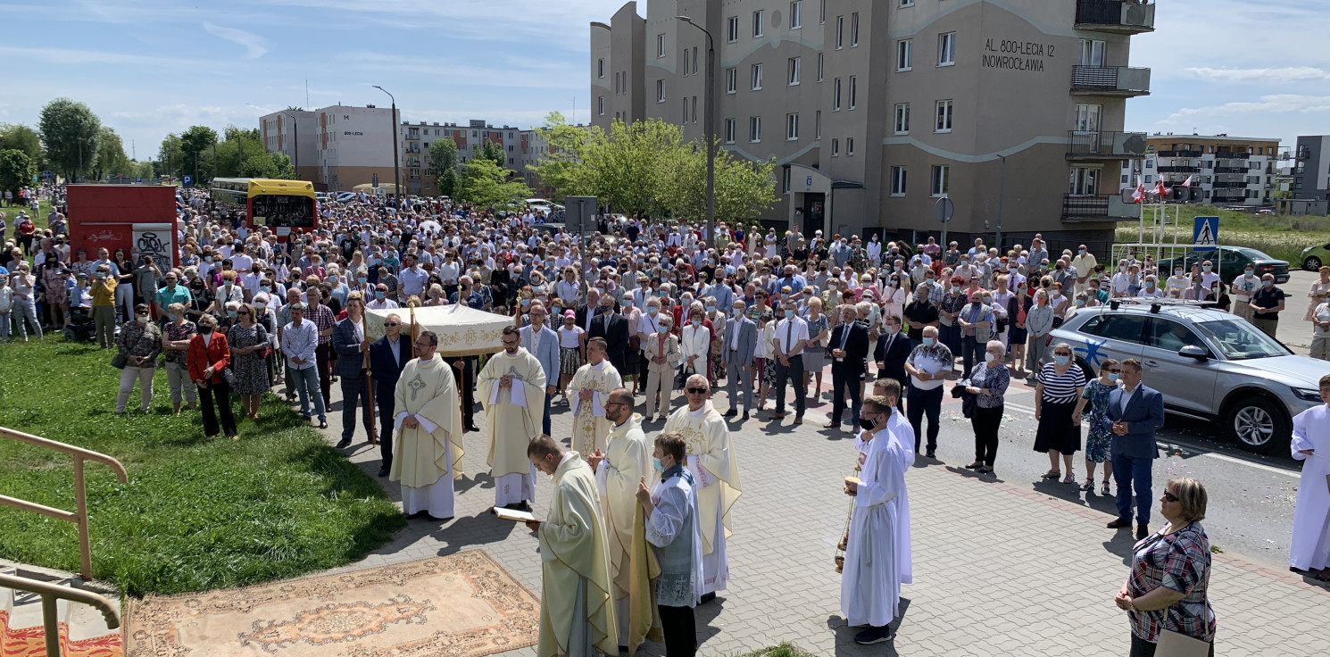 Inowrocław - Tłumy na procesji Bożego Ciała na Rąbinie
