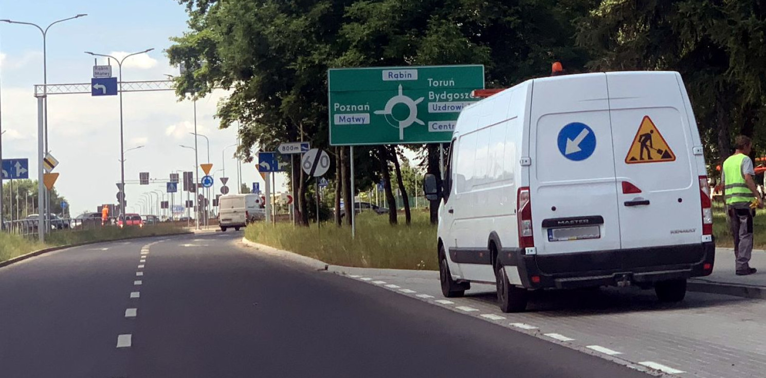 Inowrocław - Drogowcy montują nowe znaki wokół ronda