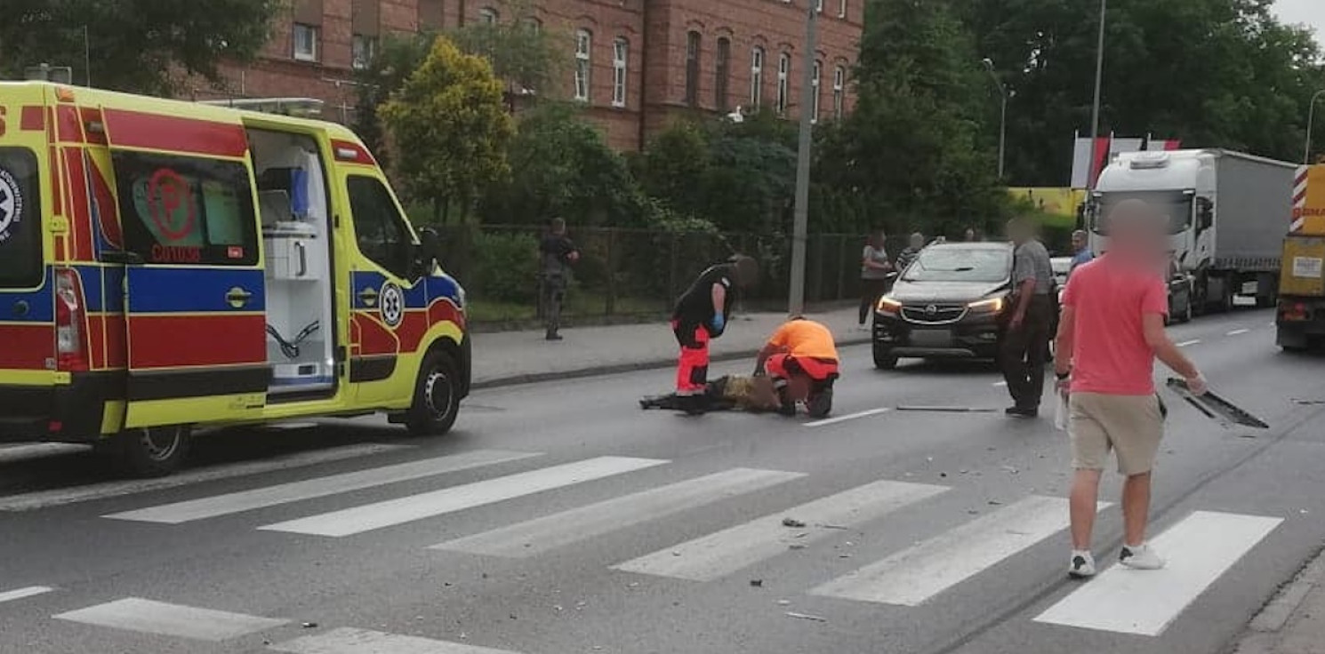 Kruszwica.online - Dźwig uderzył w dostawczaka, a ten w pieszego