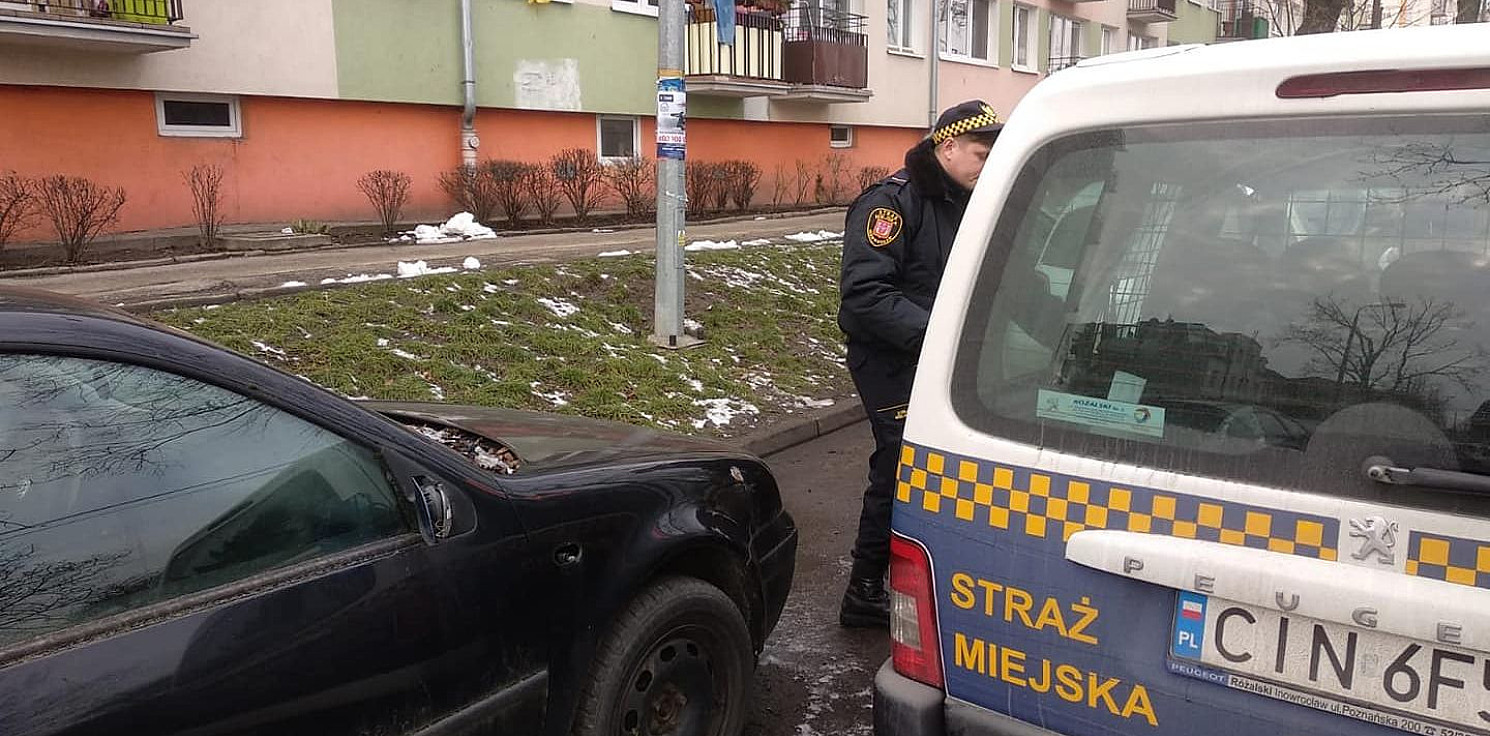 Inowrocław - Rozklejali ulotki "chwilówek". Po chwili wpadli