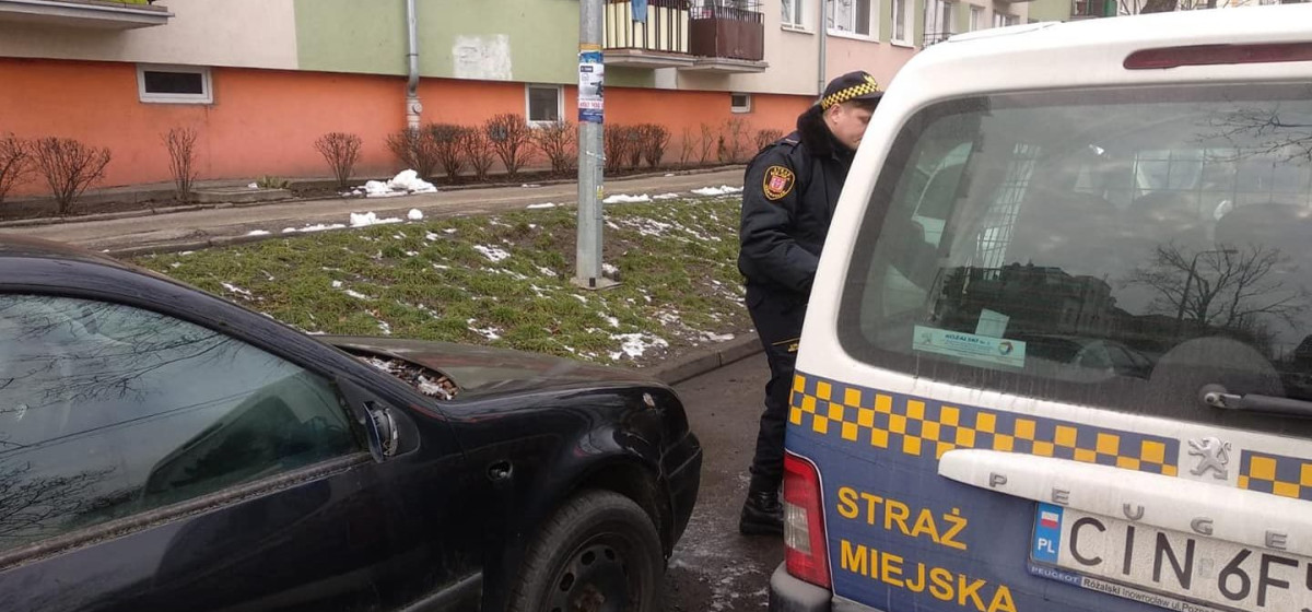 Inowrocław - Rozklejali ulotki "chwilówek". Po chwili wpadli