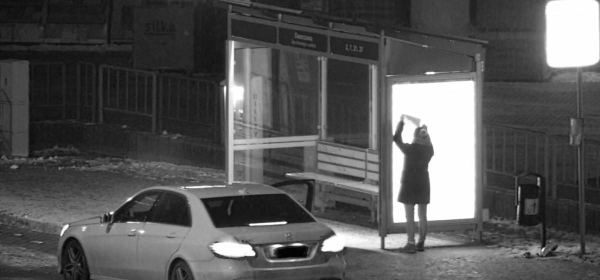 Inowrocław - Naklejała ulotki na nowych wiatach przystankowych