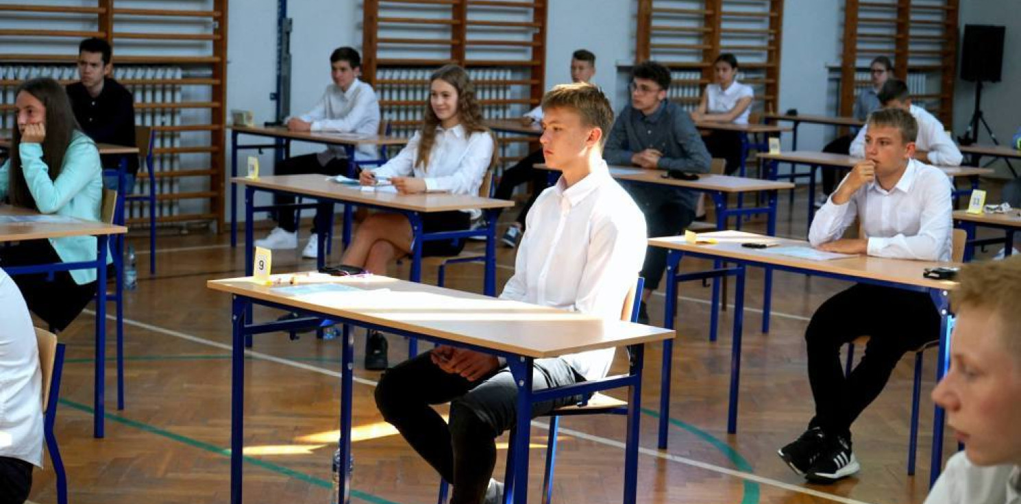 Kraj - CKE: ósmoklasiści zdobyli średnio 60 proc. punktów z polskiego i 47 proc. z matematyki 