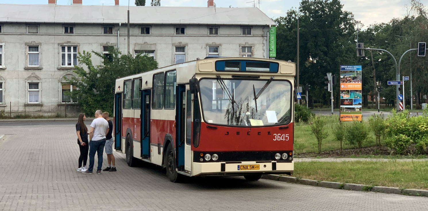 Inowrocław - Zabytkowy autobus zawitał do Inowrocławia
