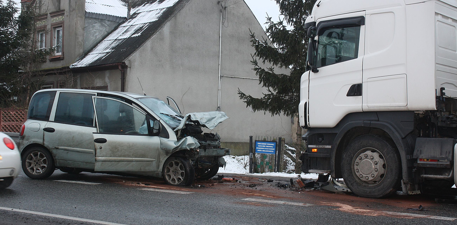 Mogilno - Multipla wpadła w poślizg i uderzyła w tira