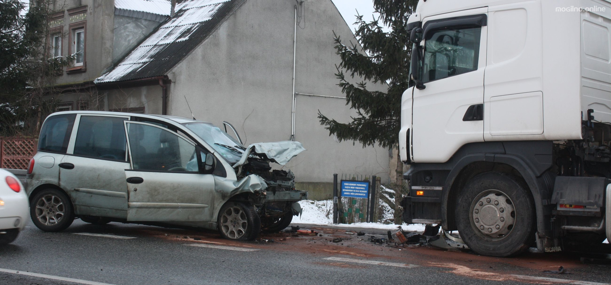 Mogilno - Multipla wpadła w poślizg i uderzyła w tira