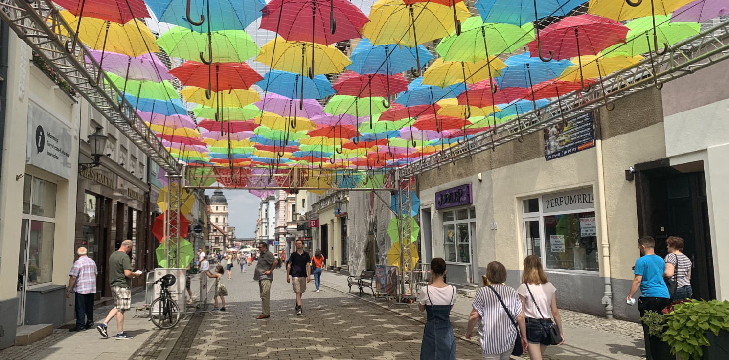 Inowrocław - Na Królówkę wróciły kolorowe parasolki