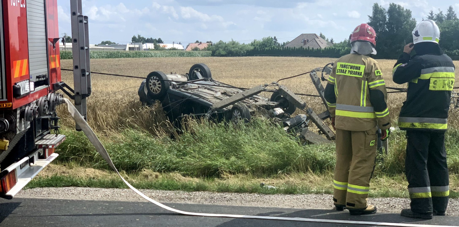 Inowrocław - Wypadł z drogi i uderzył w słup. Kraksa w Jacewie