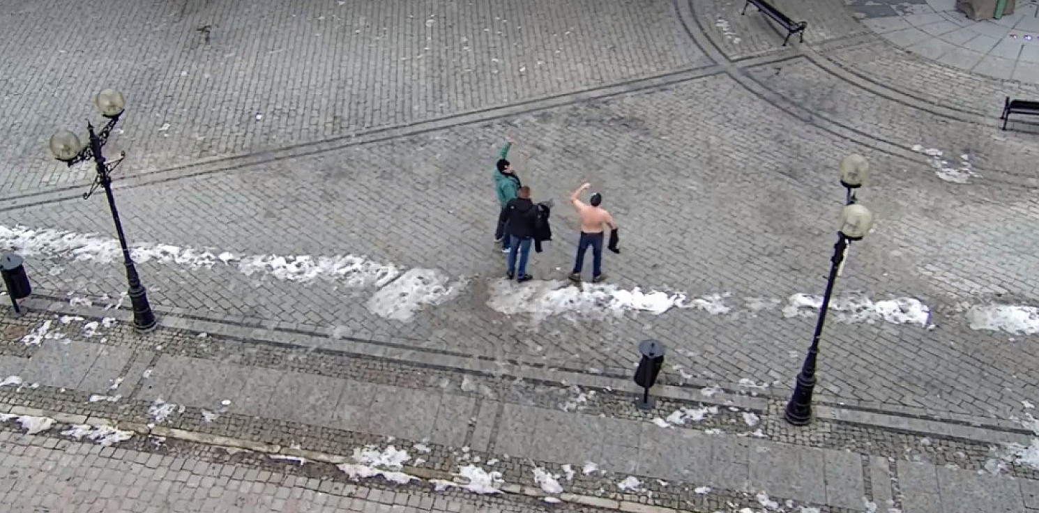 Inowrocław -  Niedziela w centrum: spacer bez koszulki i bójka