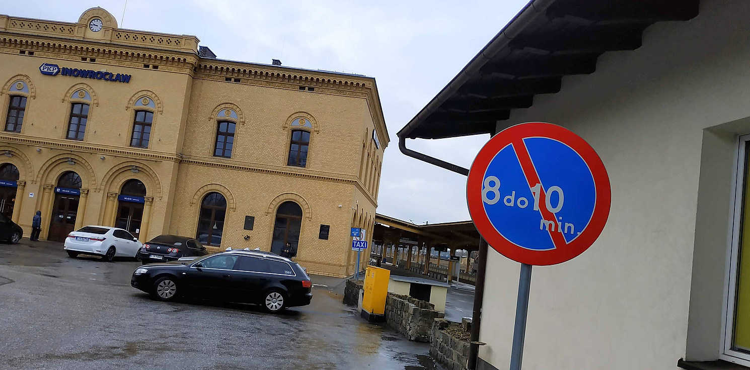 Inowrocław - Nietypowy zakaz postoju na dworcu PKP