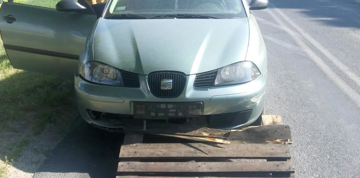 Radziejów - Paleta uszkodziła auto. Kierowca poszukiwany