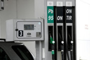 Tankowanie będzie tańsze? Analitycy o cenach paliw