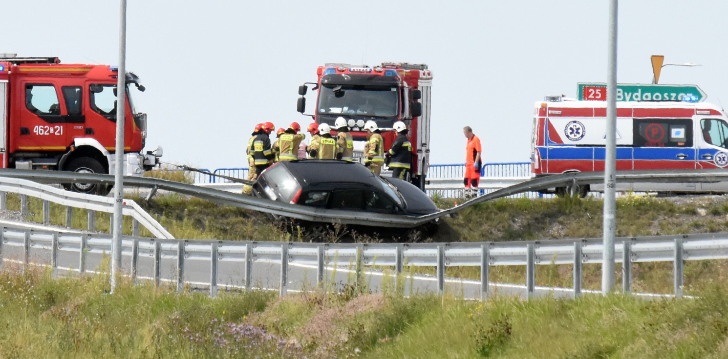 Inowrocław - Ford wypadł z drogi i zawisł na skarpie