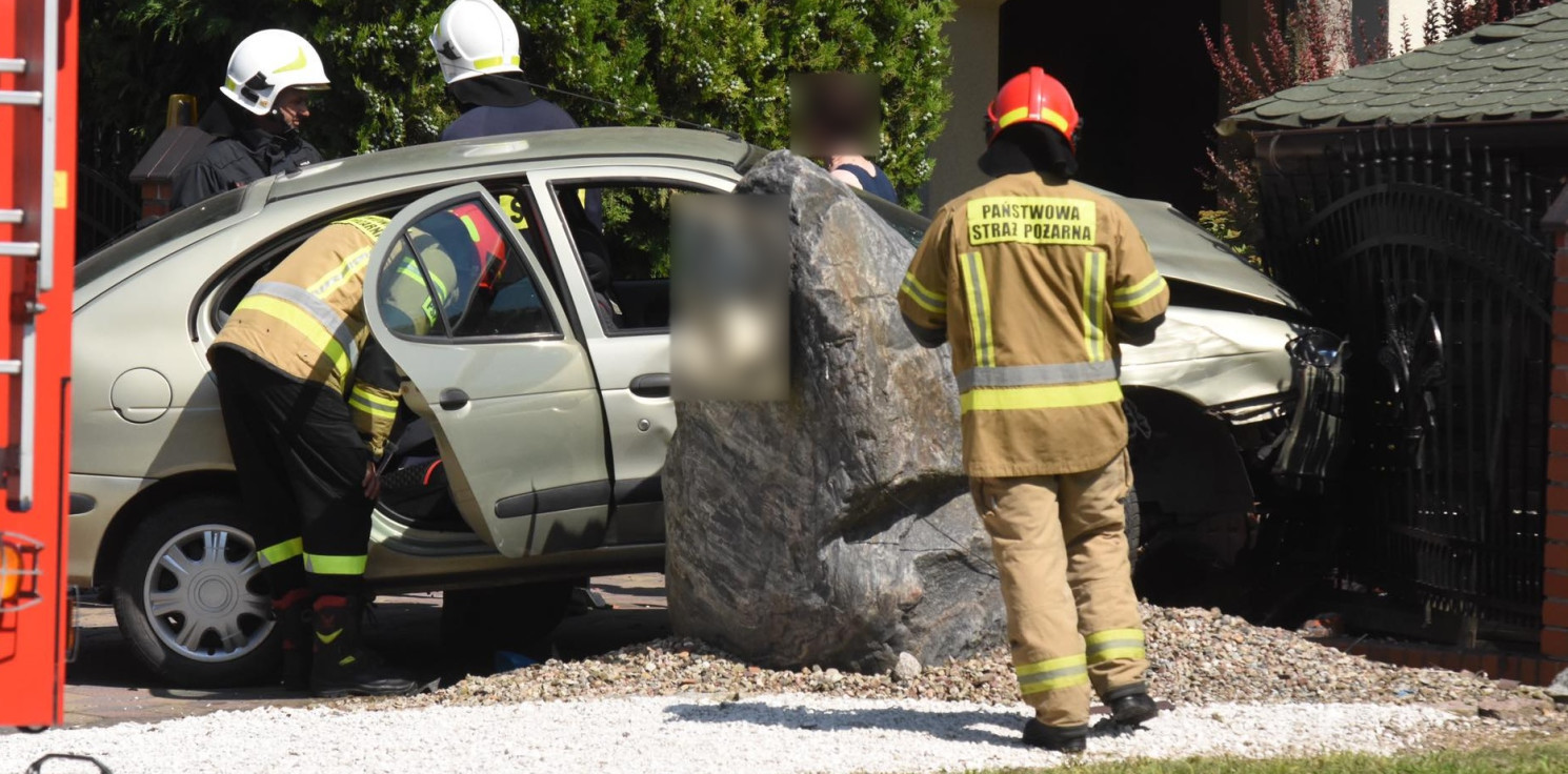 Dąbrowa Biskupia - Pieranie. Samochód wjechał w ogrodzenie