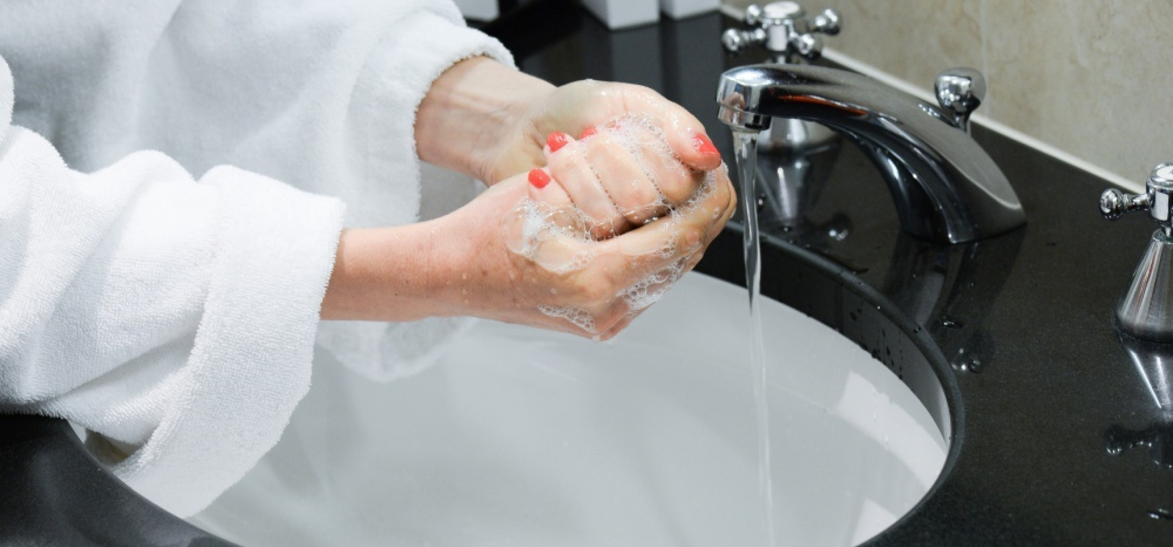 Fizycy sprawdzili, jak długo trzeba myć ręce, by zrobić to skutecznie