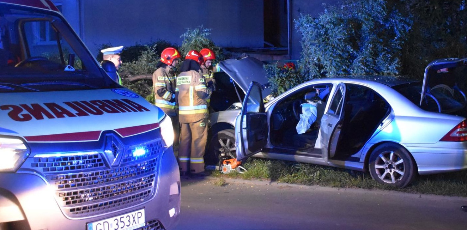 Inowrocław - Mercedes uderzył w drzewo, ranna kobieta