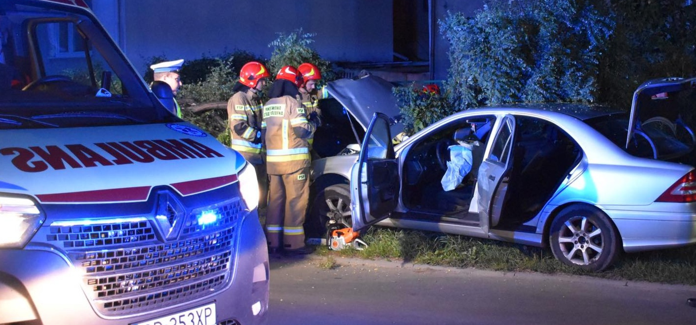 Inowrocław - Mercedes uderzył w drzewo, ranna kobieta